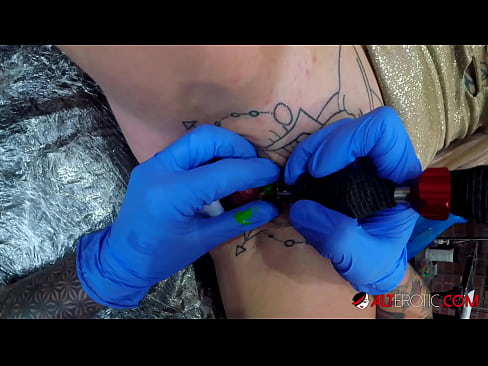 ❤️ Extreem getatoeëerde hottie Sully Savage kreeg een tatoeage op haar clitoris ️ Super sex at porn nl.super-vip.top